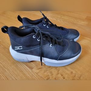 Under Armour Grade School UA SC 3ZER0 IV size 6 basketball shoes